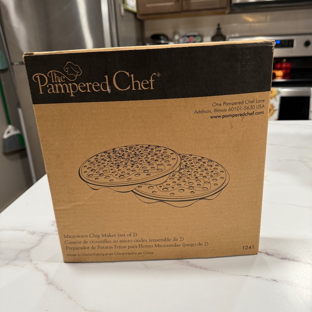 The Pampered Chef Microwave potato chip maker set of black silicone set #1241